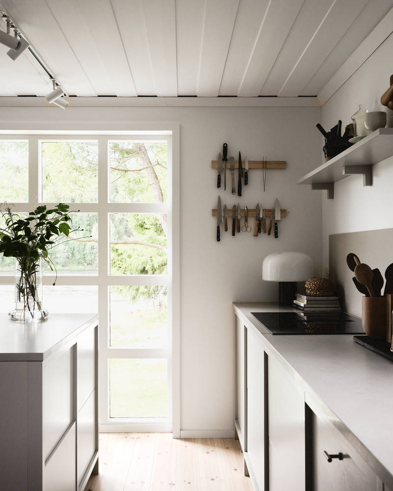 Inramat Arkitekt plus kök med ram i kulören Sand från Marbodal i Lotta Agatons landställe i Piteå