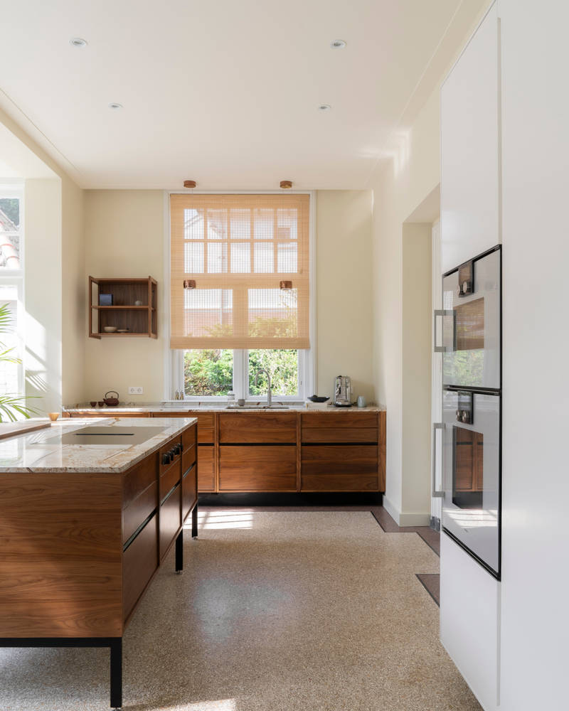 uno form snedkerkøkken i valnød med højskabe i farven Glacier White