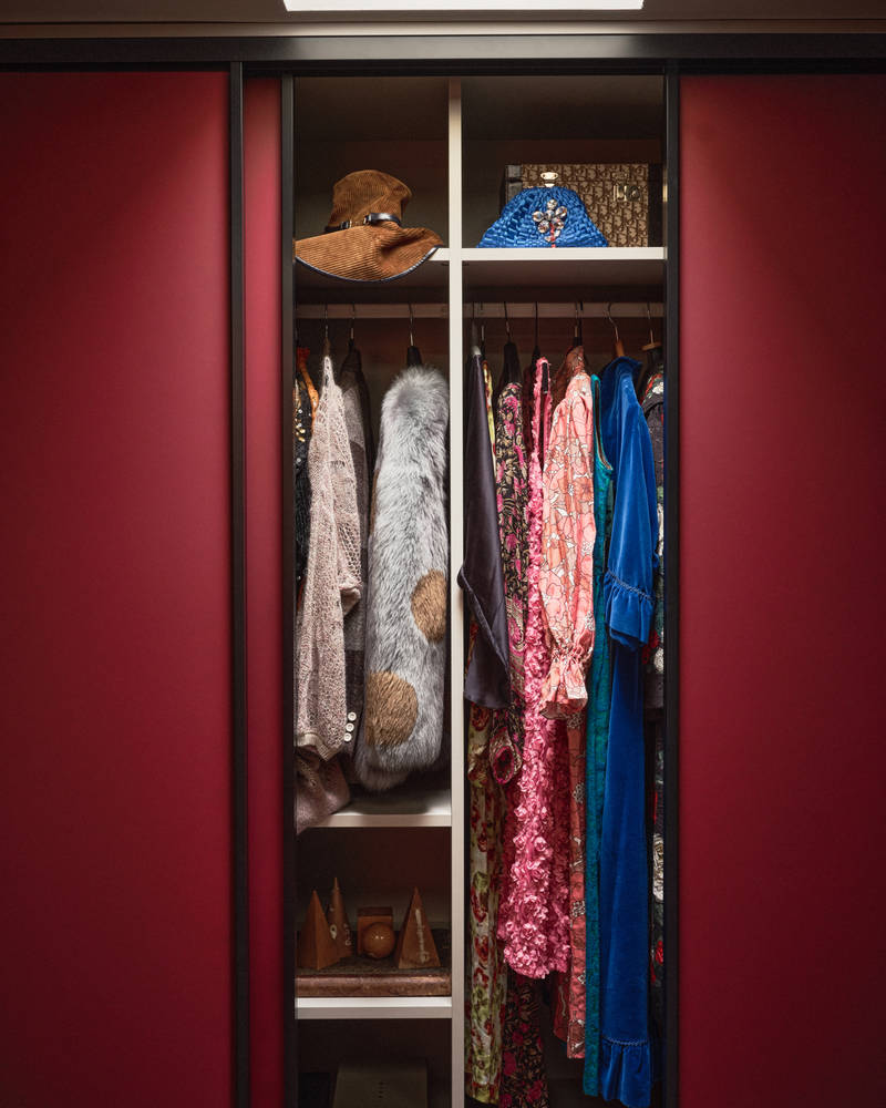 Interiørdesigner Marie Olsson Nylander har skapt et garderoberom der orden og estetikk går hånd i hånd.