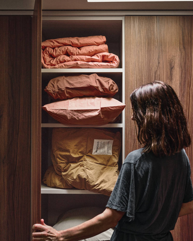 Interiørdesigner Marie Olsson Nylander har skapt et garderoberom der orden og estetikk går hånd i hånd.