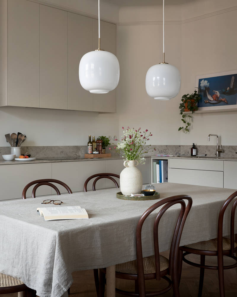Ved å flytte kjøkkenet til leilighetens tidligere stue skapte Anders og Martina et hjem som passer familiens hverdag bedre. I dag er kjøkkenet et naturlig samlingspunkt – et sted for matlaging, gode samtaler og lange kvelder i den varme kveldssolen. La deg inspirere av det beige kjøkkenet, hvor stilrent design møter personlige detaljer.