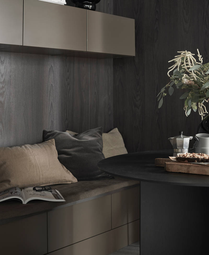 Line er en stilren kjøkkenmodell med et stort designregister. De slette MDF-frontene kan males i alle Sigdals standardfarger, eller valgfri NCS-farge mot et pristillegg.