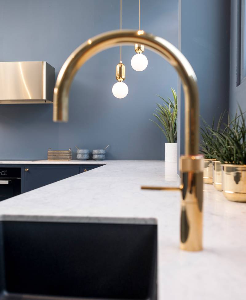 Sigdals Inframekonsept, med dører og skuffer som ligger innrammet, gir innredningen et flott, plassbygd preg. Line kan fås med innramming i foliert MDF i samme farge.