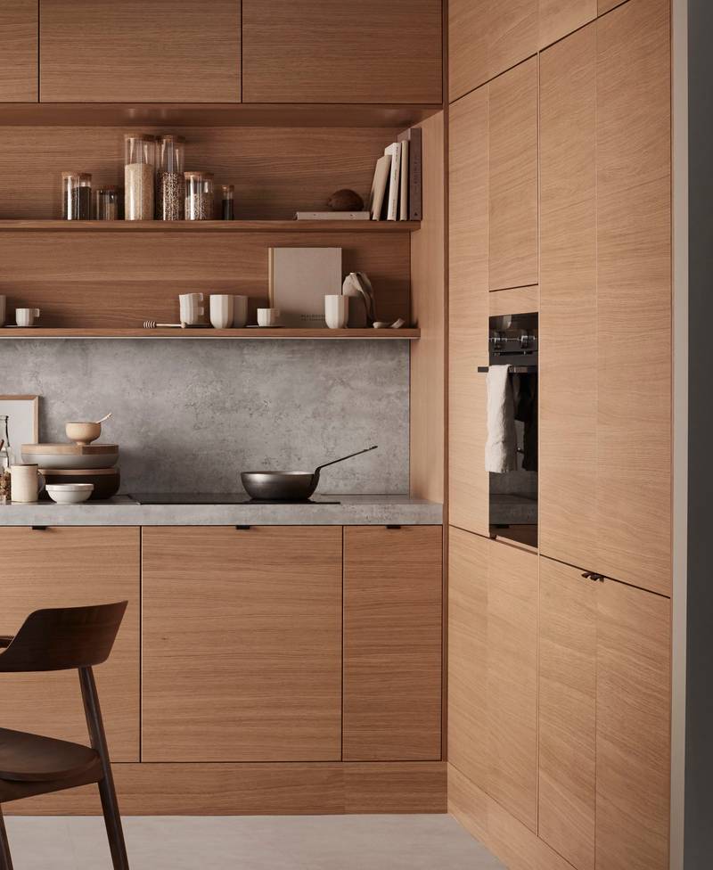 Elegant og moderne eikekjøkken. Slette fronter i eikefinér med integrert kantlist i eik som markerer kjøkkenets linjer og komposisjon.