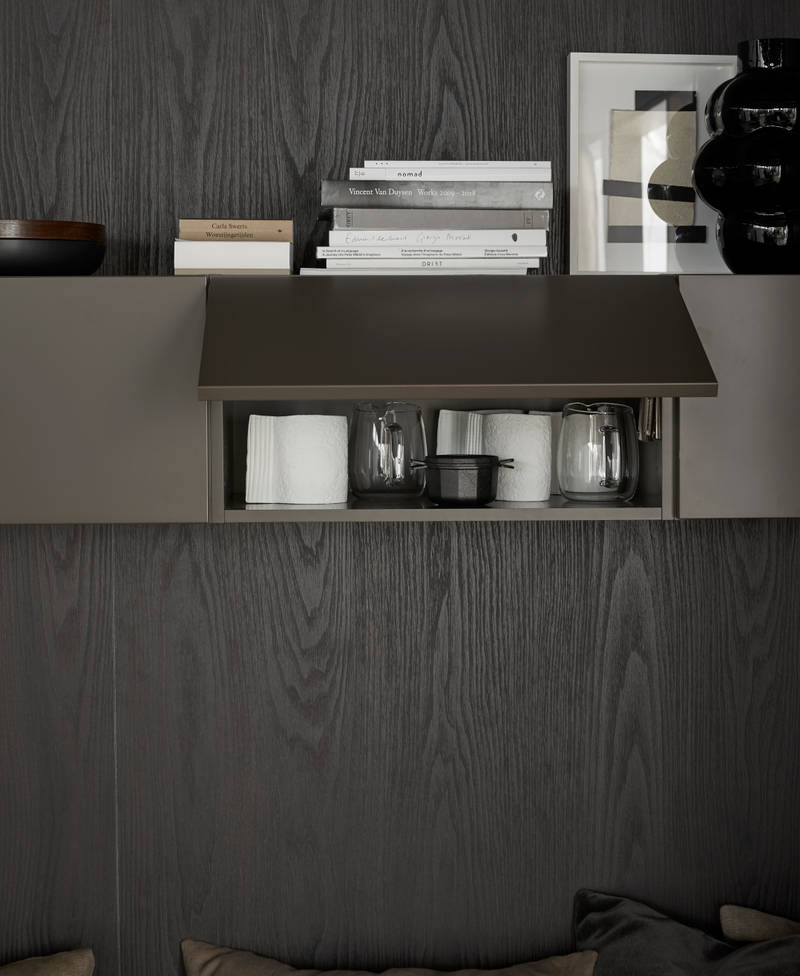 Marbodal Arkitekt plus Bark - Matsalshörnets väggskåp med klafflucka döljer smart förvaring.