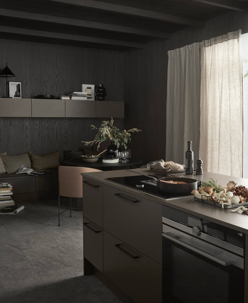 Lucka Arkitekt plus Bark målad i brun kulör. Köksö med bänkskiva Iron Bark i kvartskomposit. Matsalshörnet av väggskåp och sittbänk skapad av bänkskåp skapar inbjudande plats i köket.