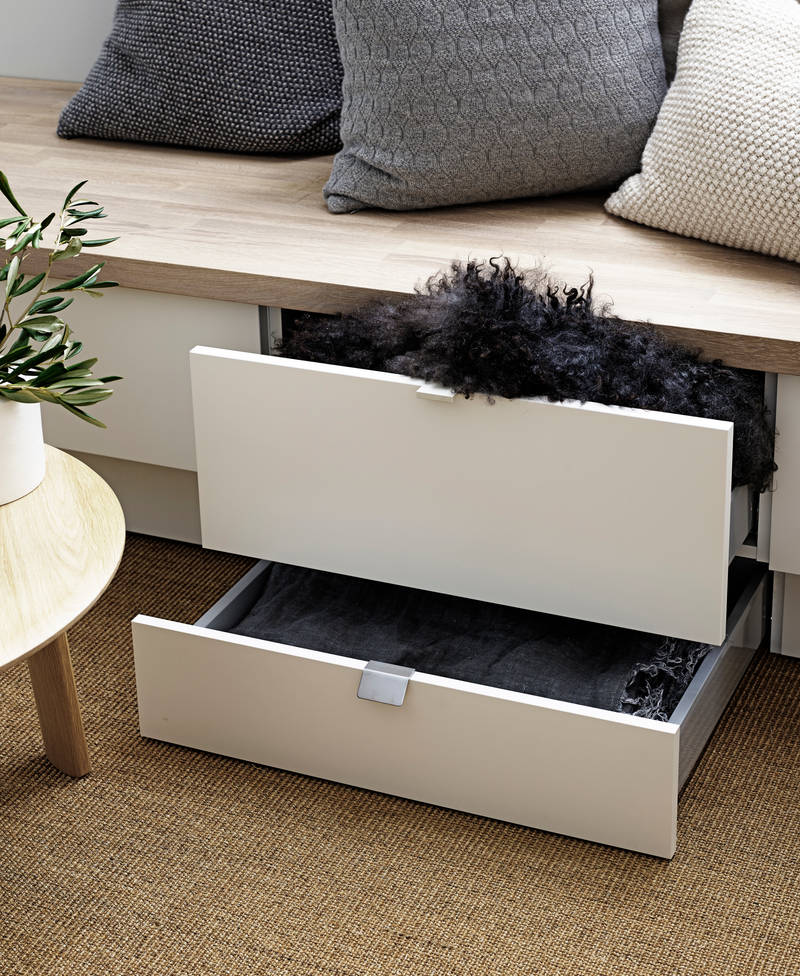 Marbodal - Skön sittbänk med sockellåda för extra utrymme för förvaring. Lucka Arkitekt plus Frost