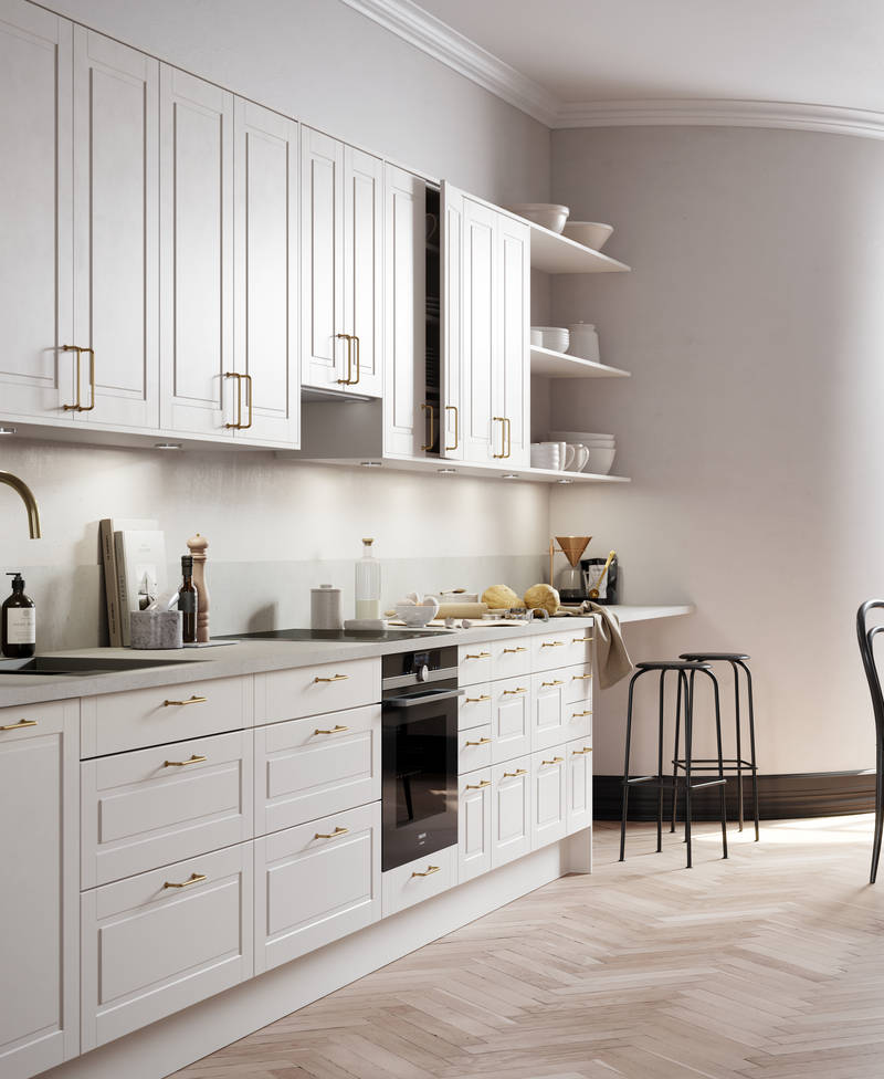 Öland - kök med profilfrästa luckor, kökstillbehör i mässing som köksblandaren Tapwell och handtagen Retro Laminatet Betong på bänkskiva och stänkskydd. Marbodal