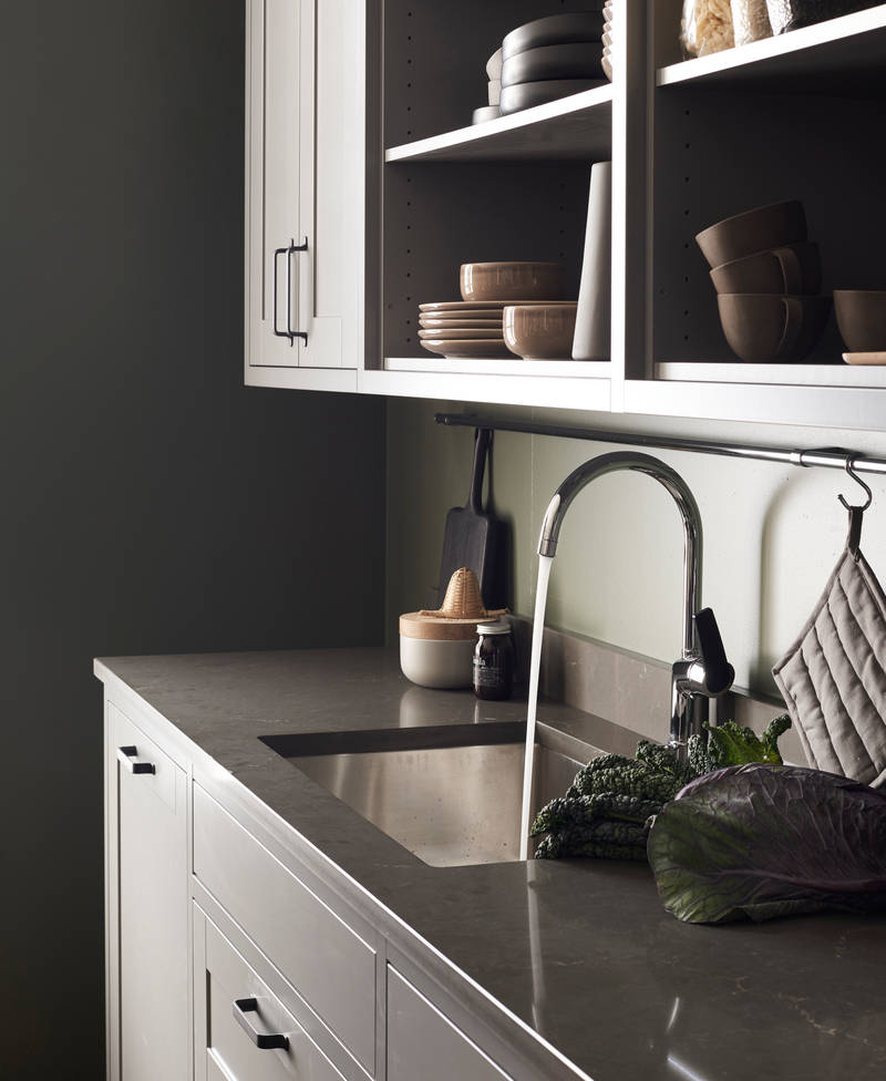 Marbodal Form Åska - kök i mellangrå kulör, bänkskiva Venato Scuro