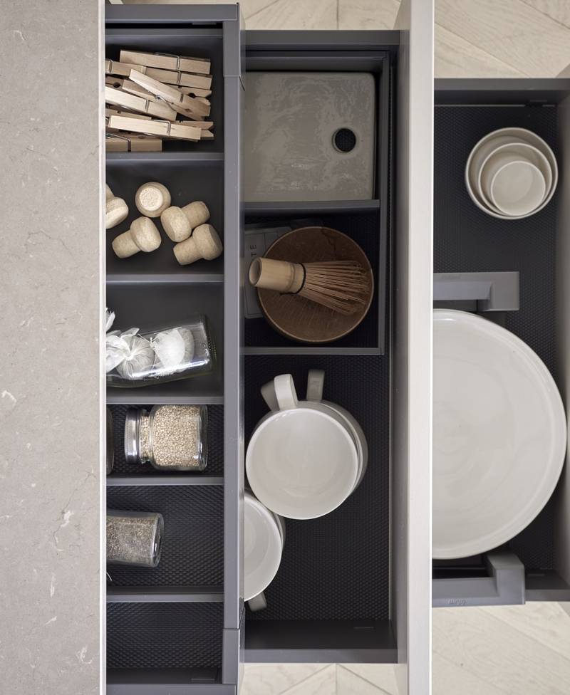 Åpne skuffer med innredning grå plast