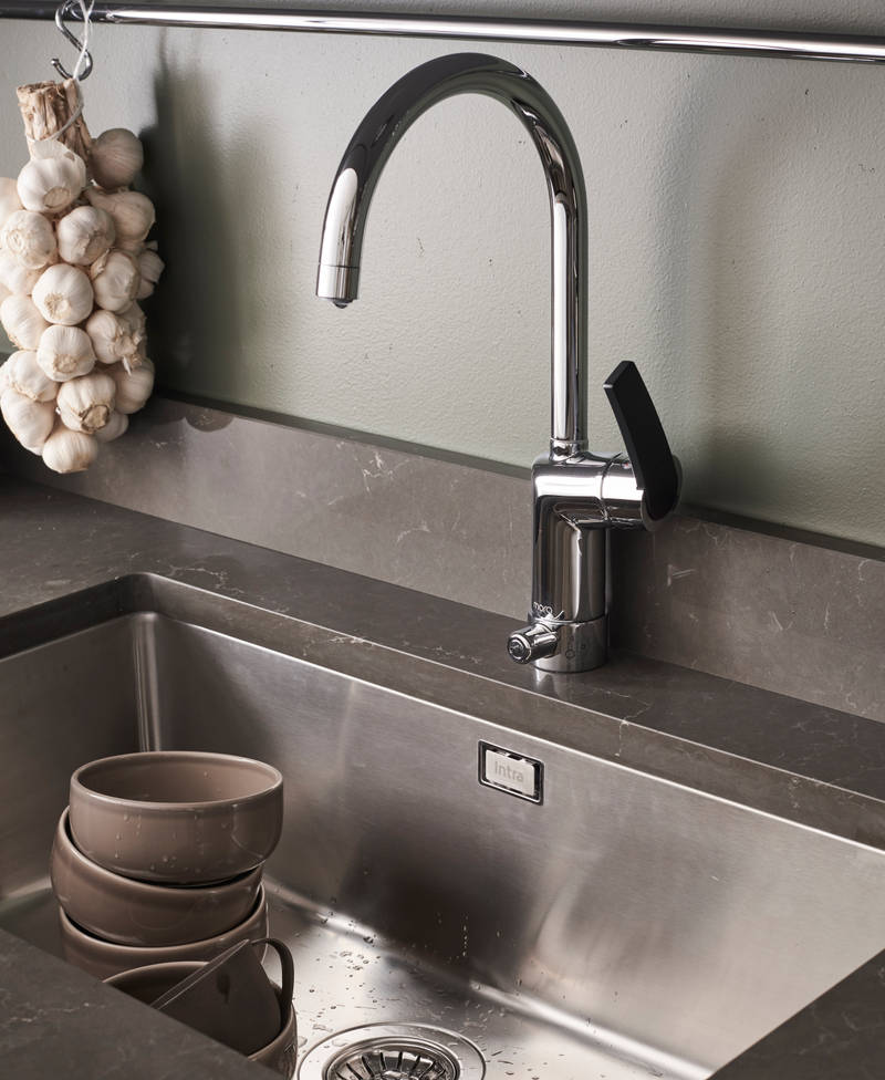 Sigdals Inframekonsept, med dører og skuffer som ligger innrammet, gir innredningen et flott, plassbygd preg. Scala kan fås med innramming i foliert MDF i samme farge.