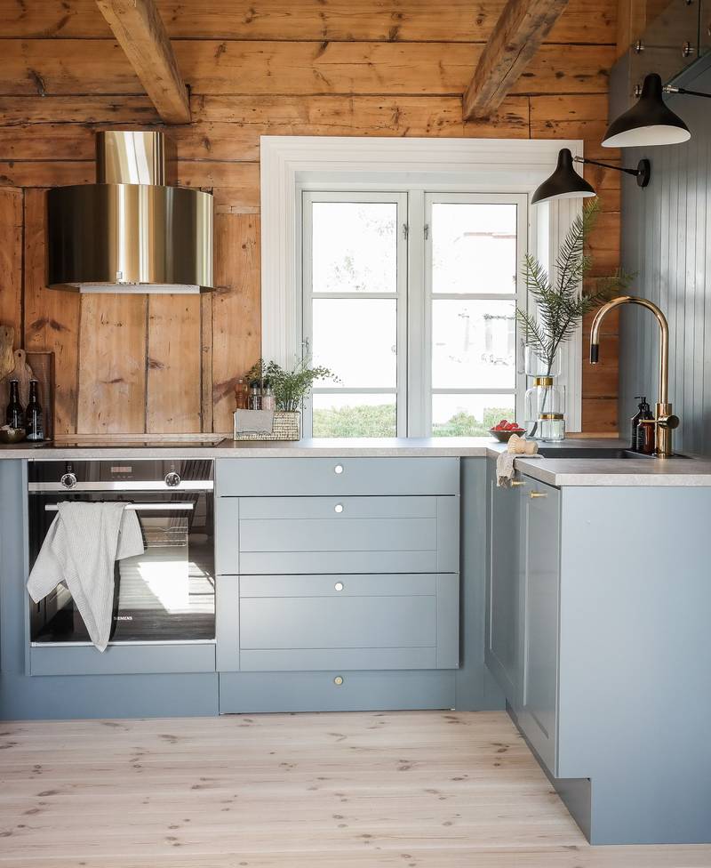 Vakkert hyttekjøkken i fargen isblå levert av Studio Sigdal Molde.