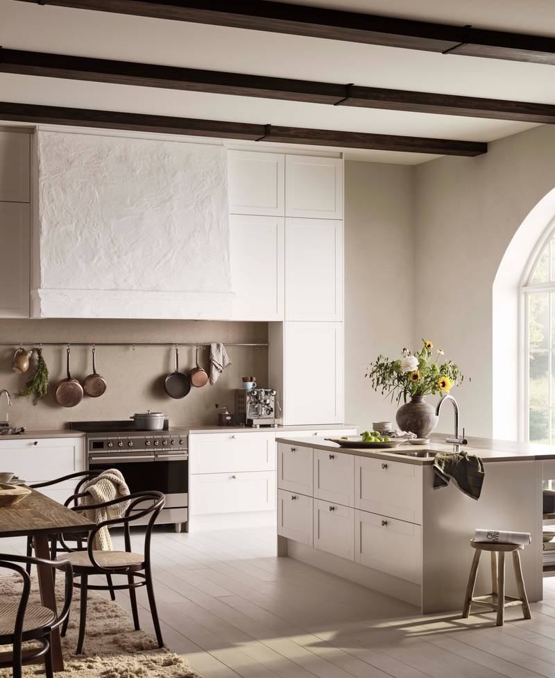 Scala er en tidløs kjøkkenmodell med sine karakteristiske slette fyllinger. Modellen passer like godt til moderne som klassiske kjøkken.