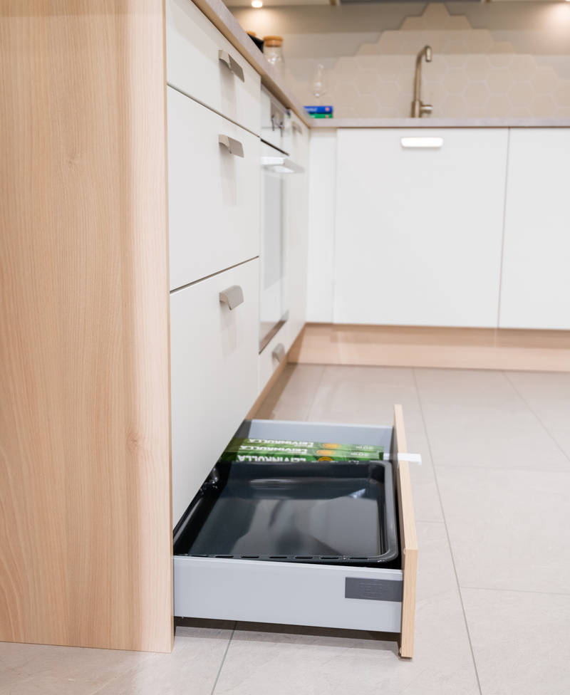Sokkelilaatikko hyödyntää kätevästi keittiön sokkelitilan. Laatikko menee hiljaisesti kiinni, ja sinne voit laittaa esimerkiksi tarvittaessa esille otettavat taittuvat aputikkaat. Sokkelilaatikossa voit säilyttää myös paistinpannut, leivinpaperit tai vaikkapa koiranruuat.