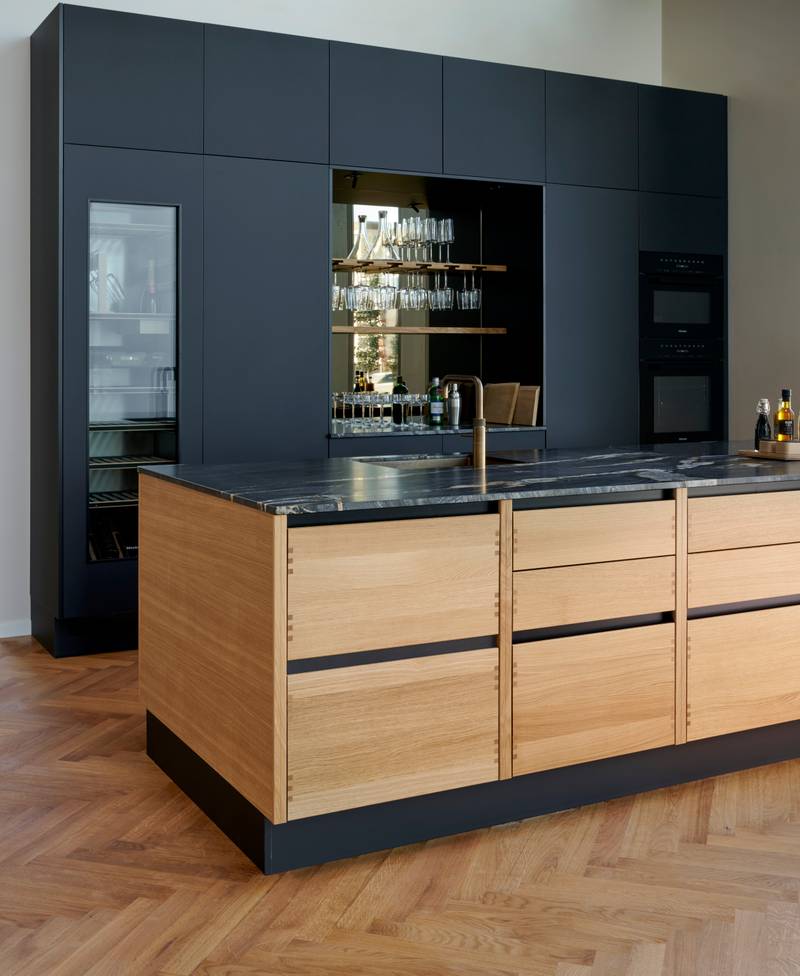 Køkkenøya Glød fra INVITA , skuffer i massivt egetræ med fingertappede samlinger og sort granit bordplade