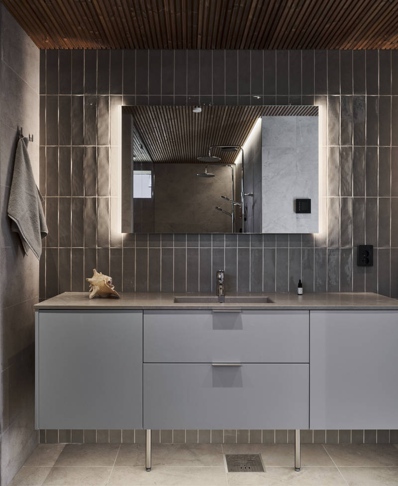 Kylpyhuoneen ja wc-tilojen ovimallina on melamiini värissä Beige ja tasona Silestone Coral Clay suede.