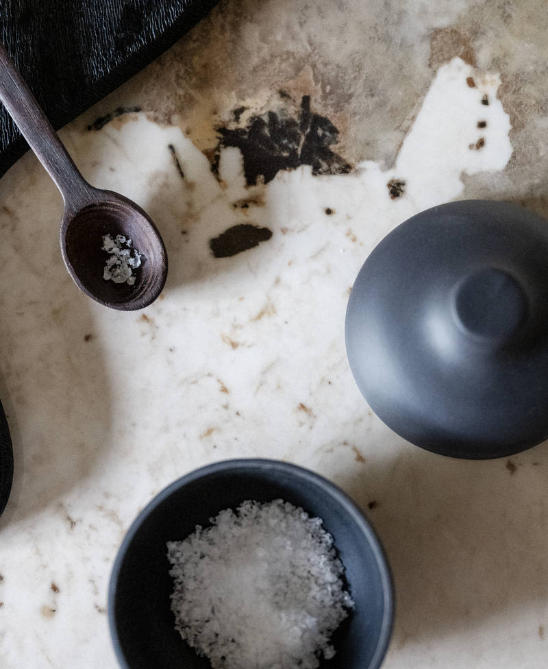 Nærbilde av krydder, skjærebrett og benkeplate