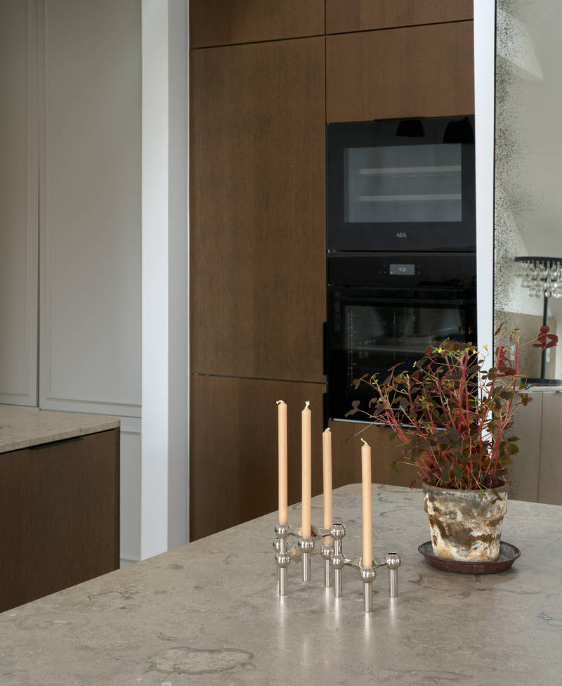 Forever Oak køkkenø med mørkt træ fronter, marmor bordplade og stænk