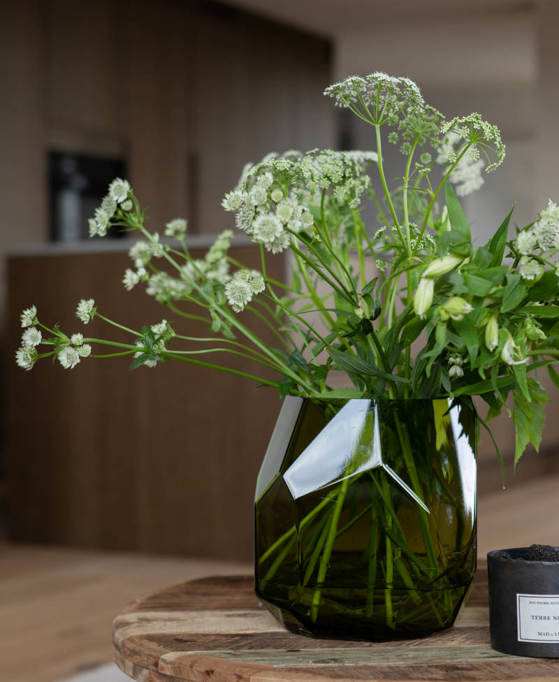 Nærbilde av vase med blomster