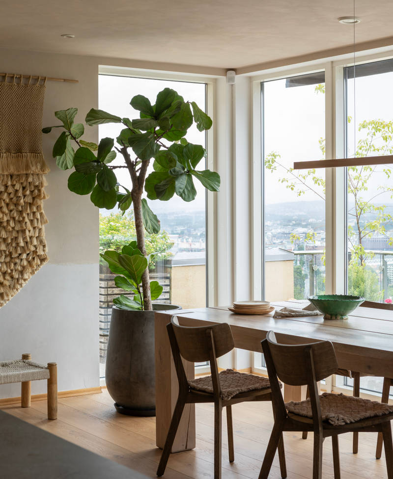 Spisebord i træ i kjøkkenet Favn og Line fra Sigdal hjemme hos Knut og Kjartan.