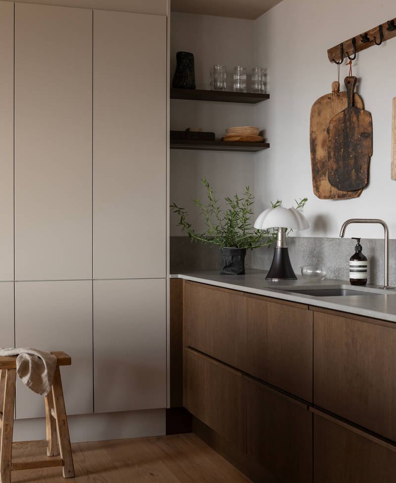 Forever Oak køkken medhøjskabe i Athena Sand