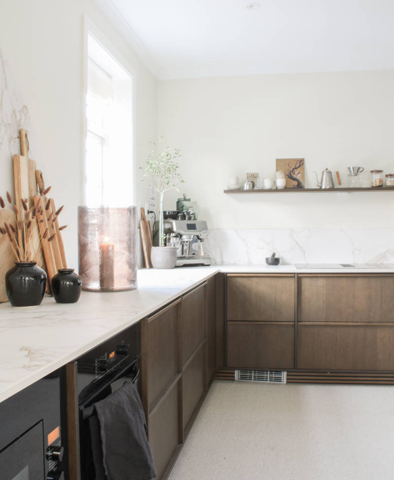 Da Ruben og Sandra skulle pusse opp kjøkkenet sitt ønsket de seg et naturlig og eksklusivt uttrykk, samtidig som det føltes moderne. Valget falt på Signatur Favn fra Sigdal med Dekton Entzo Matt benkeplate.