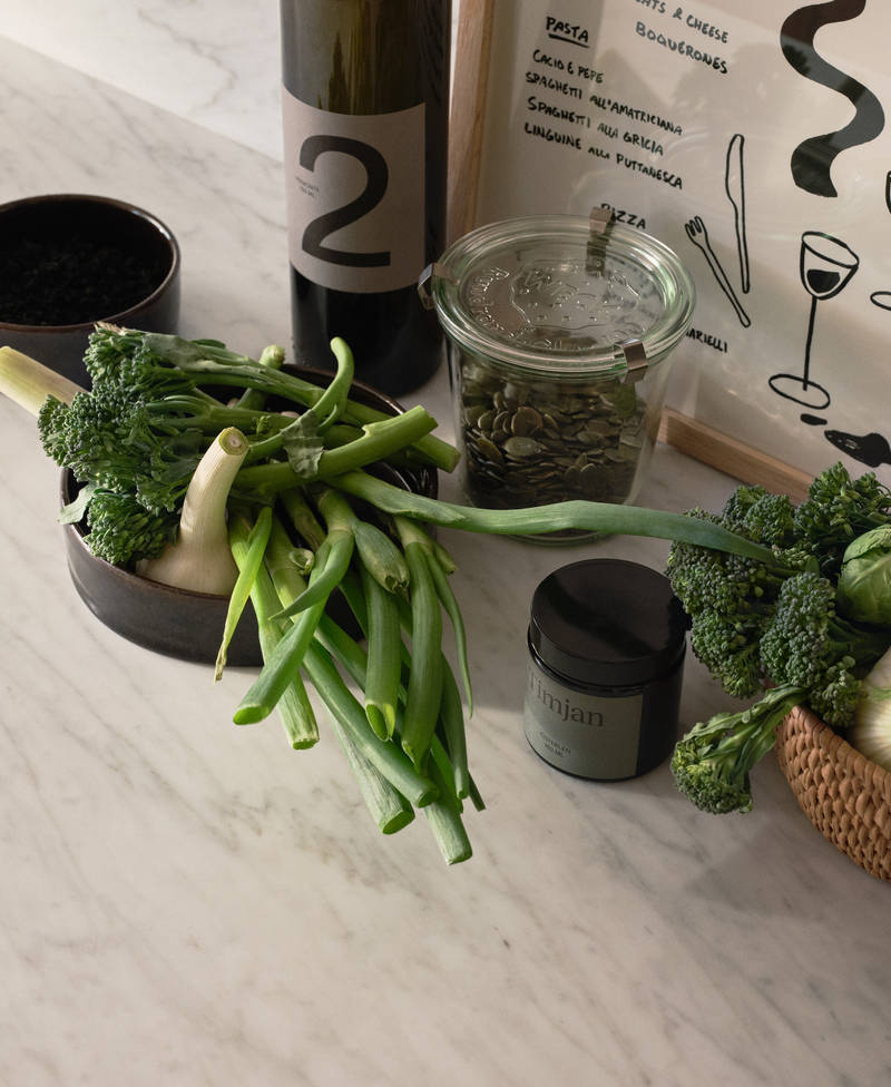 Grönsaker och kryddor på köksbänken i Siri Barjes kök från Marbodal.