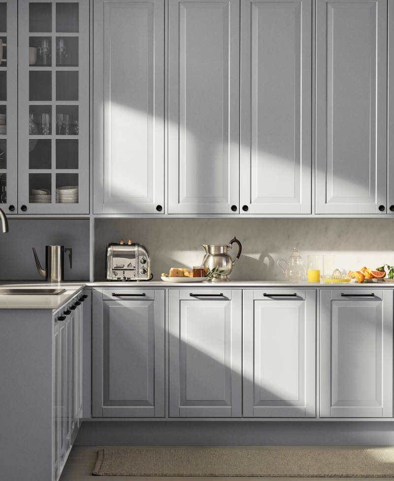 Vaaleanharmaa maalaistyylinen keittiö Scandinavian Classic Vaalean harmaa Novartilta, täyteovet, musta vetin, vitriinikaappi säleovilla ja valkoinen marmorilaminaattityötaso
