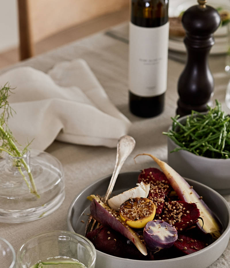 Uppdukad sallad med rödbetor på köksbord