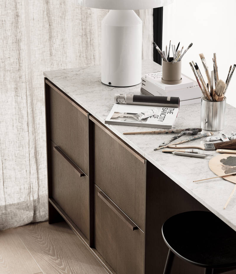 Køkken Forever Oak fra INVITA, mørk eg køkkenskabe med massiv tre mørk eg håndtag, med arbejdsplads