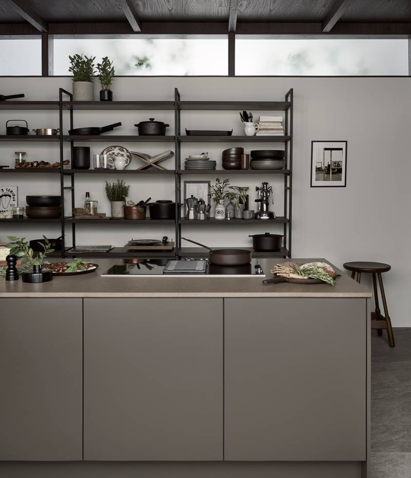 Brunt køkken Athena Bark fra INVITA uden greb og brun bordplade