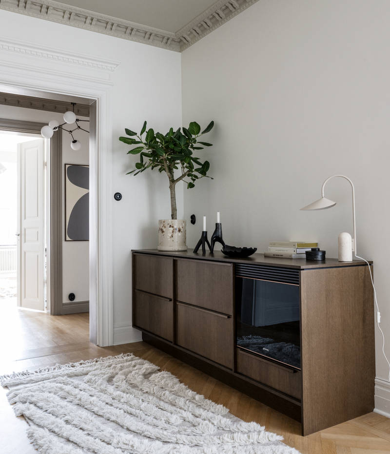 Bänkskåp med möbelkänsla som sideboard med inbyggd vinkyl, i Signatur Ekbacken brunbetsad ekfanér med matchande handtag.