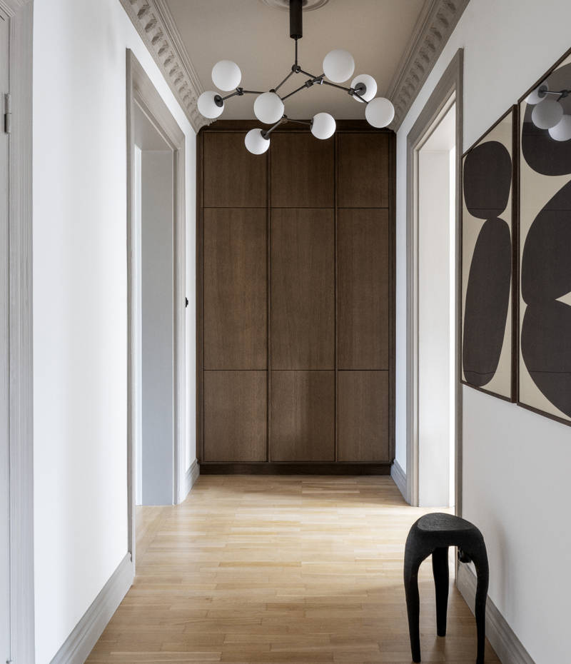 Högskåp i änden av korridoren, i Signatur Ekbacken brunbetsad fanerad eklucka, ger ett enhetligt intryck i hela lägenheten.