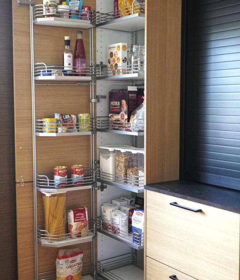 Åpent skap med i modern eikekjøkken Amfi Natur fra Sigdal med sort marmor Dekton benkeplate og sorte håndtag.