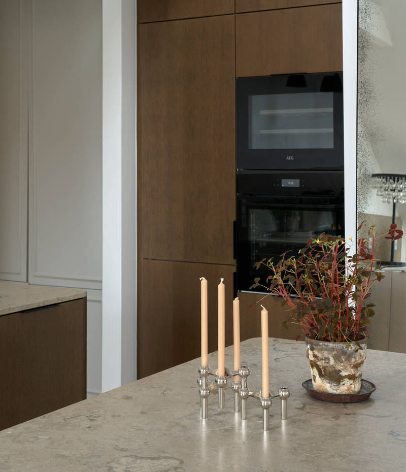 Forever Oak køkkenø med mørkt træ fronter, marmor bordplade og stænk