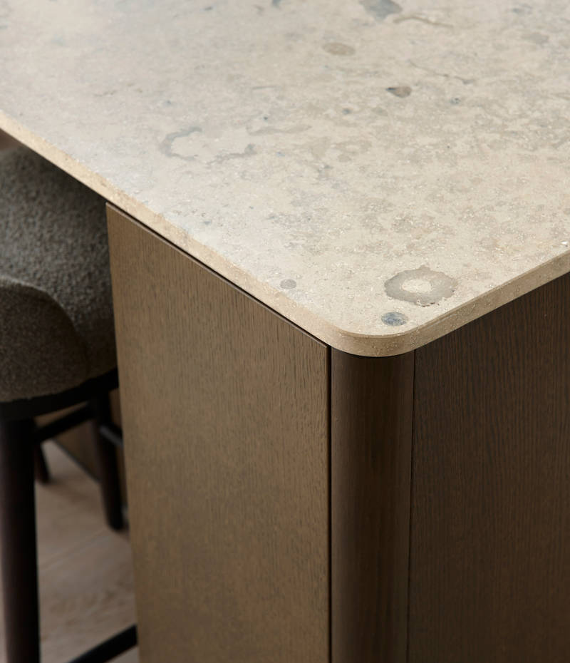 Forever Oak køkkenø med mørkt træ fronter, marmor bordplade og stænk