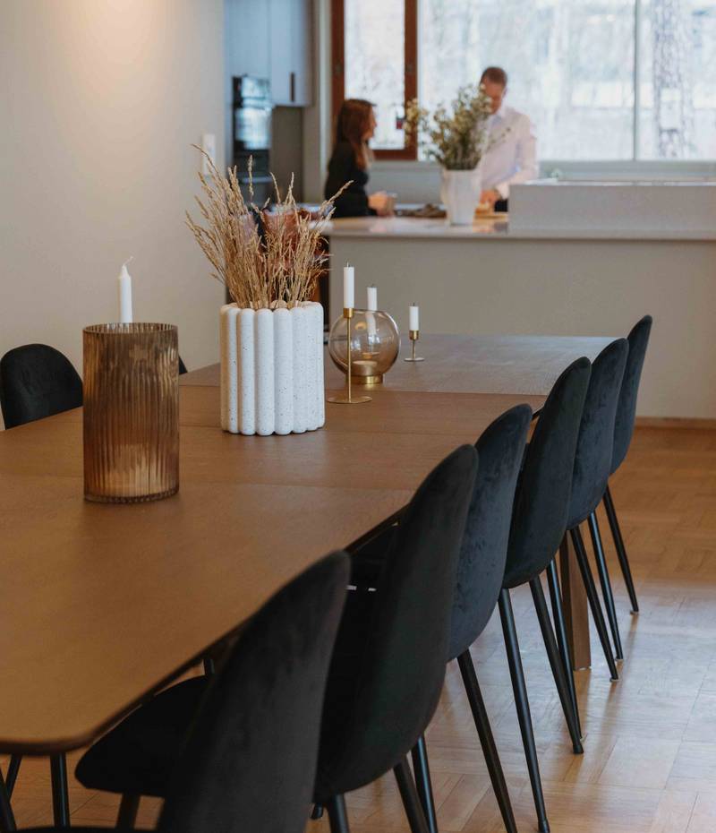 Liv och Hallvard i sitt Signatur Ekbacken-kök från Marbodal, med brunbetsad fanerad eklucka, matchande handtag i trä och bänkskiva i kvartskomposit