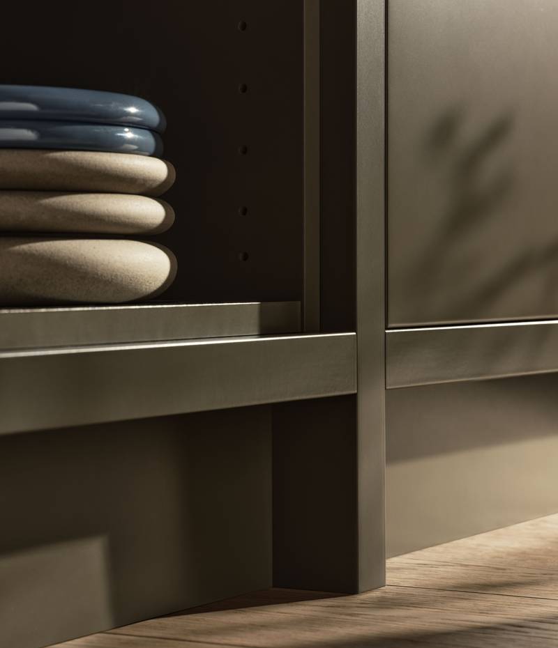 Närbild på socklar längs golvet i köket Warm Minimalism från Marbodal.