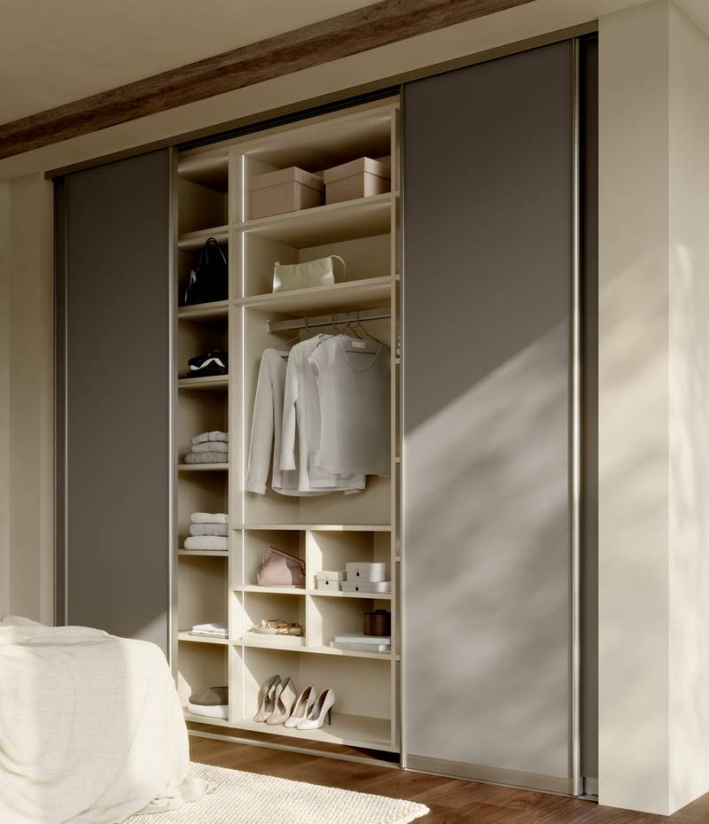 Garderober från Marbodal i färgen och stilen varm minimalism.