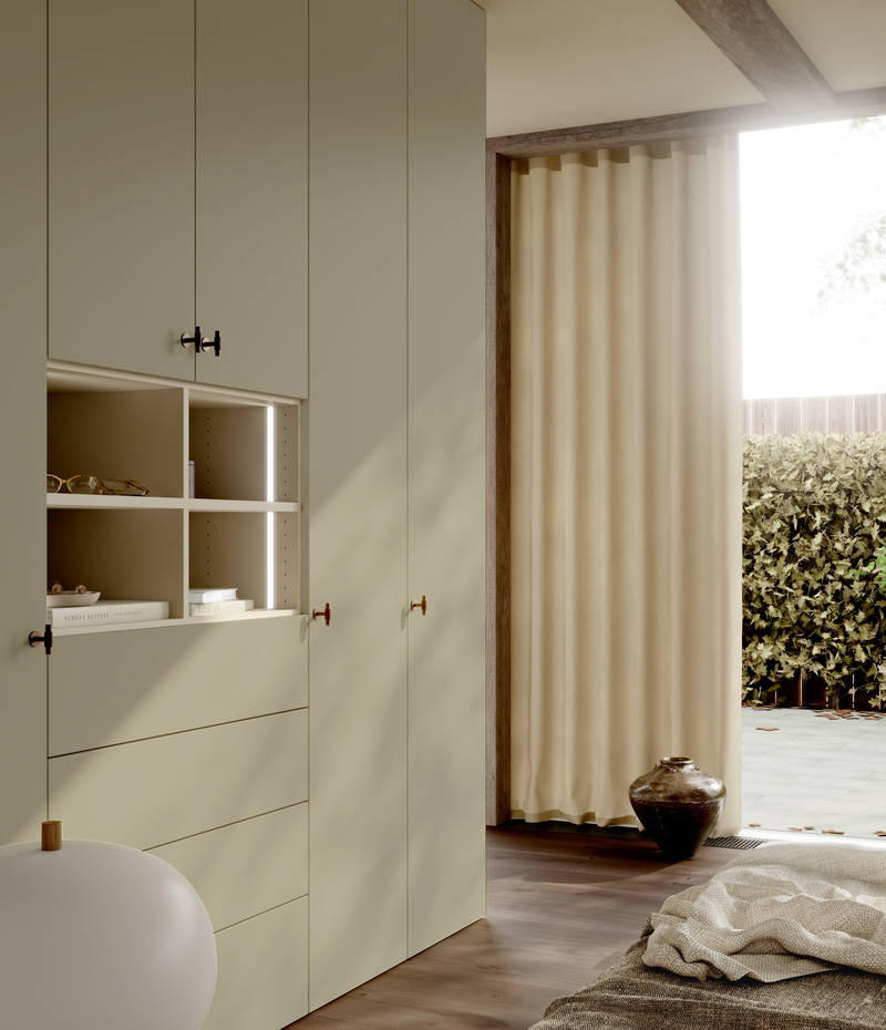 Oppdag garderobeløsninger som er skreddersydd for ditt hjem – med høyder opp til 275 cm for maksimal oppbevaringsplass og et luftig, tidløst utseende. Våre skreddersydde garderober med hengslede dører kombinerer funksjonalitet og skandinavisk eleganse på en naturlig måte.Oppdag garderobeløsninger som er skreddersydd for ditt hjem – med høyder opp til 275 cm for maksimal oppbevaringsplass og et luftig, tidløst utseende. Våre skreddersydde garderober med hengslede dører kombinerer funksjonalitet og skandinavisk eleganse på en naturlig måte.