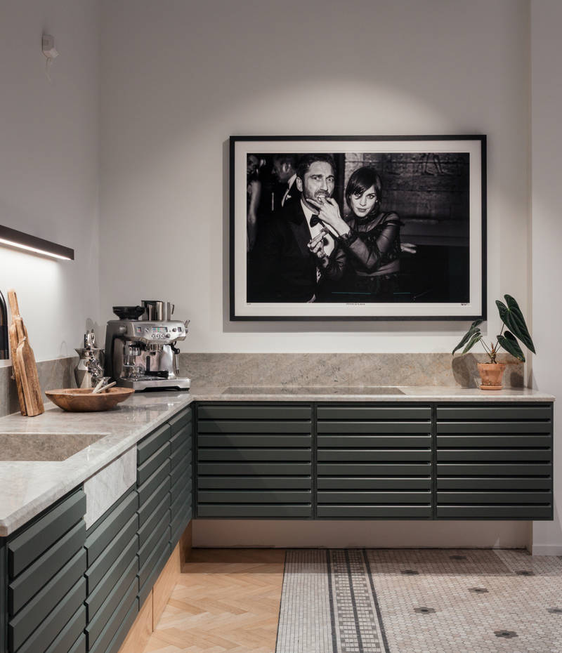 En nytolkning av Arne Munchs ikoniska köksdesign från 1960-talet i olivgrönt.