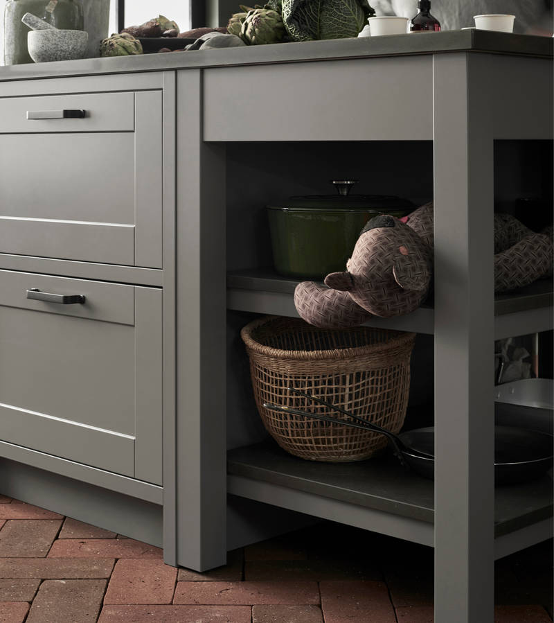 Marbodal - avslutningshylla för köksö är ett smart sätt att utnyttja skåpens gavlar och ge köket extra förvaring.