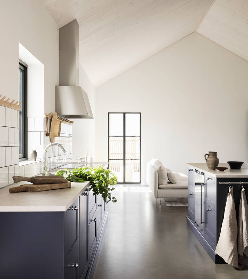 Blått kök i lantlig västkuststil Form Hav från Marbodal med bänkskiva Laminat Delaware Stone