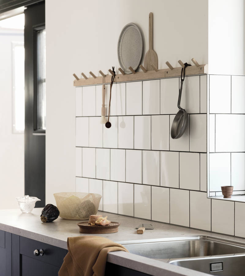 Blått kök i lantlig västkuststil Form Hav från Marbodal med bänkskiva Laminat Delaware Stone