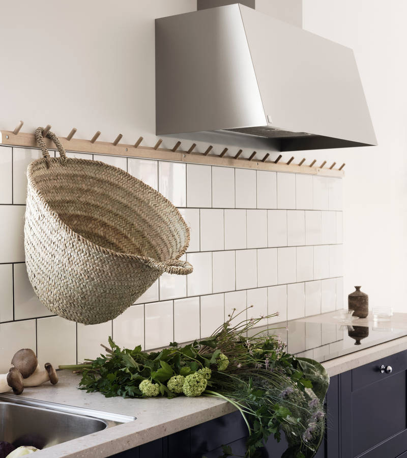 Blått kök i lantlig västkuststil Form Hav från Marbodal med bänkskiva Laminat Delaware Stone