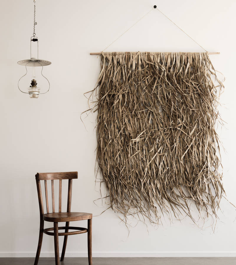 Trästol och dekorationer