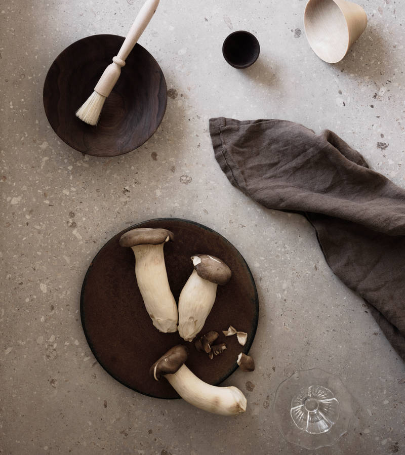 Uppdukade fat på köksbänken