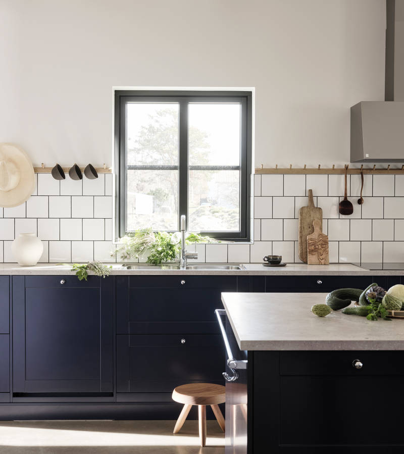 Blått kök i lantlig västkuststil Form Hav från Marbodal med bänkskiva Laminat Delaware Stone