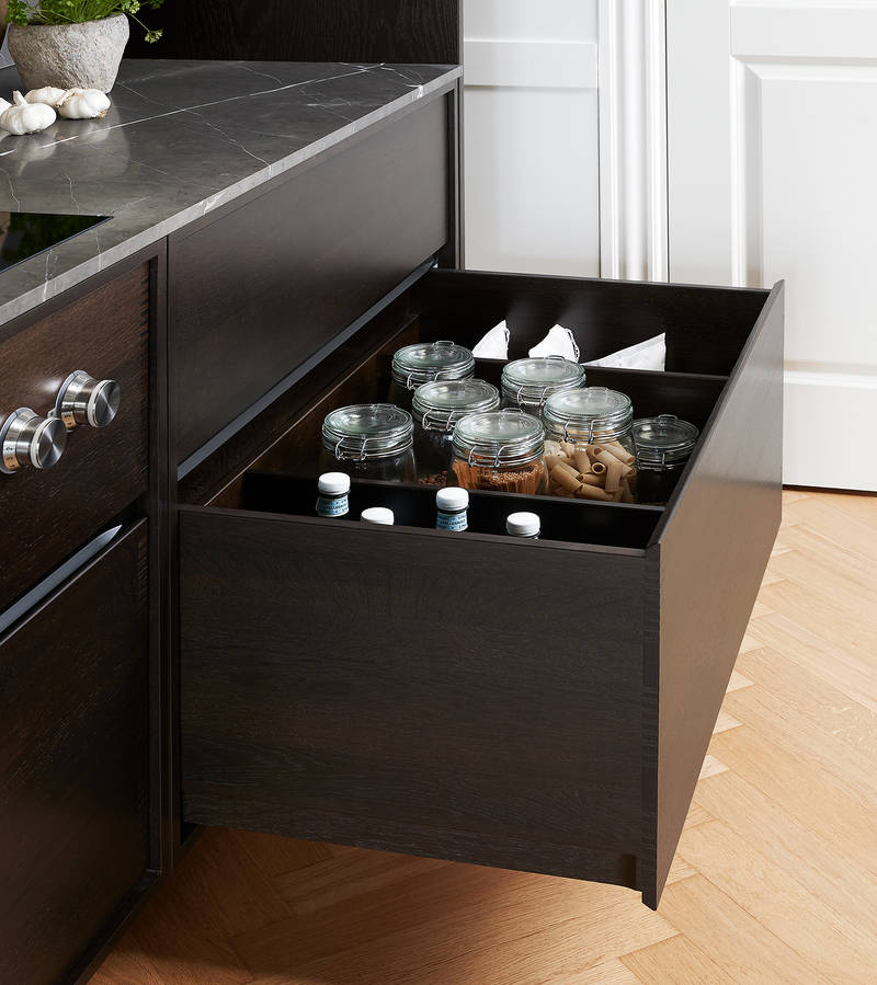 Behovene er individuelle. Dette gjelder også når det gjelder skuffer. Derfor kan du få skuffer med fleksible skillevegger på et kjøkken fra Copenhagen-kolleksjonen.