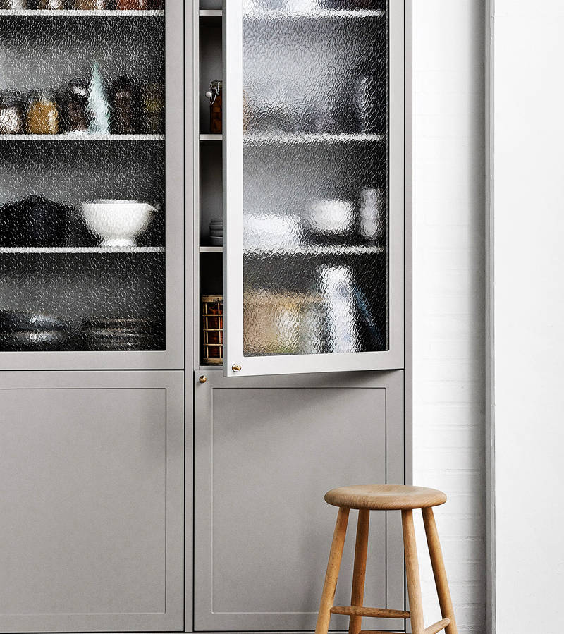 Et vitrineskab i dit køkken giver ekstra opbevaringsplads